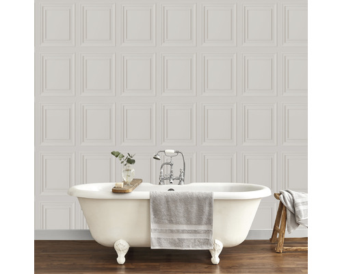 Badezimmer mit Badewanne vor Wandpaneelen Tapete