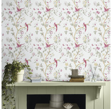 Wohnraum mit floraler Tapete mit Vogelmotiven