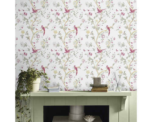 Wohnraum mit floraler Tapete mit Vogelmotiven