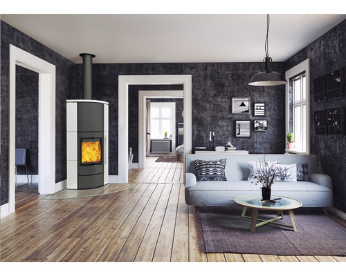 Wohnzimmer mit Kaminofen, Sofa und Holzboden