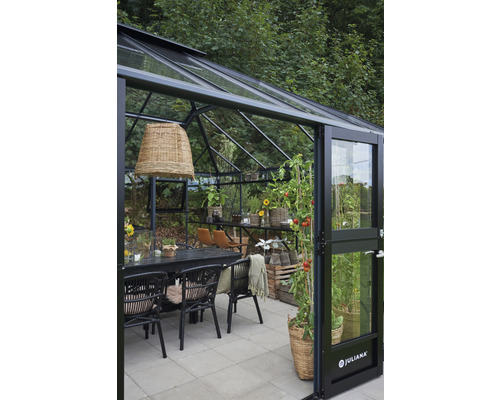 Gewächshaus mit Esstisch, Stühlen und Pflanzen für den Garten