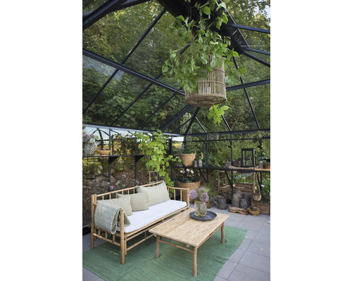 Gewächshaus mit Bambusmöbeln, Pflanzen und Regalen für Gartenzubehör