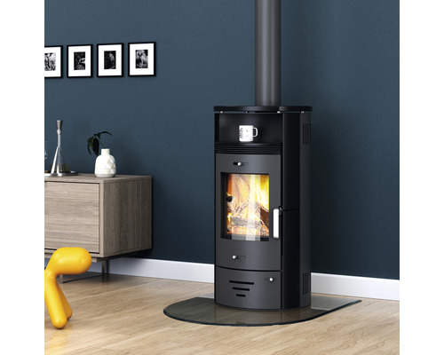 Kaminofen im Wohnzimmer mit Holz und Flammen
