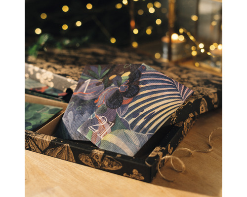 Geöffneter Adventskalender mit floralem Muster
