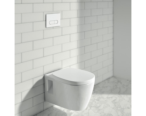 Wand-WC mit Betätigungsplatte an gefliester Wand