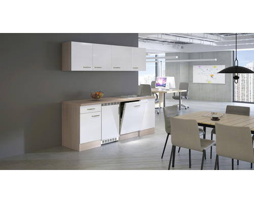 Büroküche mit Spülmaschine, Unterschränken und Hängeschränken in einem hellen, modernen Büro