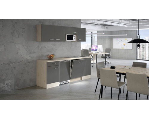 Büroküche mit Spülmaschine, Mikrowelle und Hängeschränken in einem hellen, modernen Büro