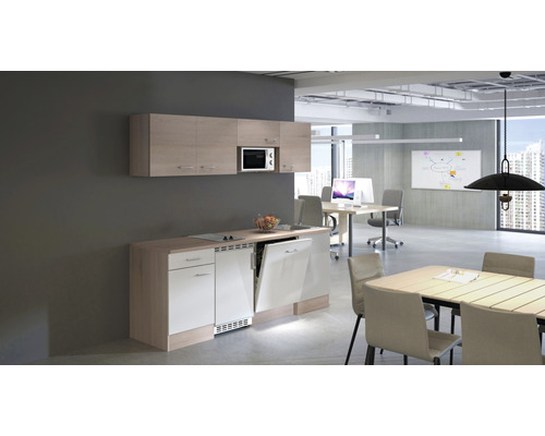 Büroküche mit Spülmaschine, Kochfeld und Mikrowelle in einem modernen Büro