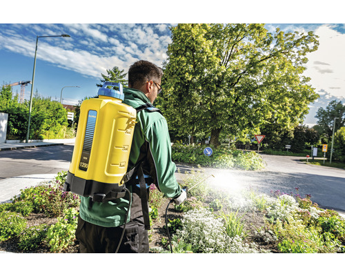 Mann verwendet eine Gloria Rückenspritze zur Gartenpflege.
