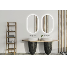 Helles Badezimmer mit zwei Waschbecken, Spiegeln mit Beleuchtung und Holzregal