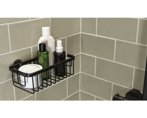 Badezimmer Ablage mit Pflegeprodukten an der Wand