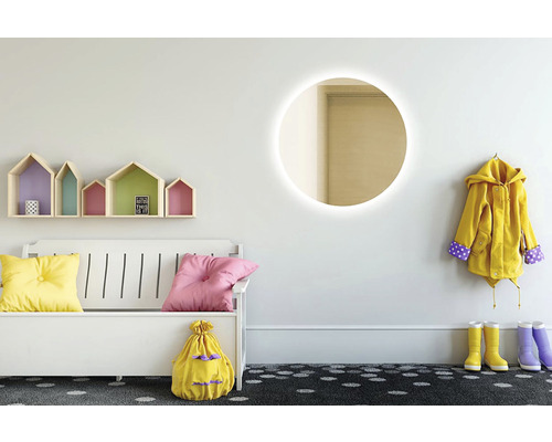 Heller Flur mit Bank, Wandregalen in Hausform, rundem Spiegel, Regenjacke und Gummistiefeln