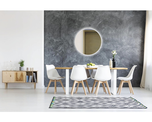 Esszimmer mit Esstisch, Stühlen, Kommode und rundem Spiegel mit Beleuchtung