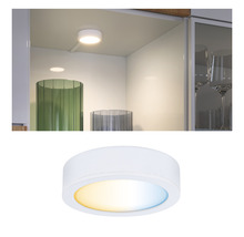 Runde LED Unterbauleuchte in einem Küchenschrank