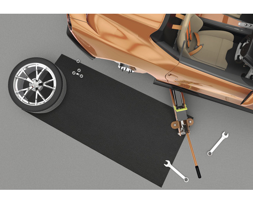 Szene mit Wagenheber, Reifen, Werkzeug und Unterlegmatte