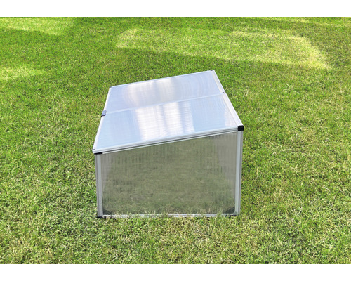 Frühbeetkasten aus Kunststoff und Aluminium auf Rasen