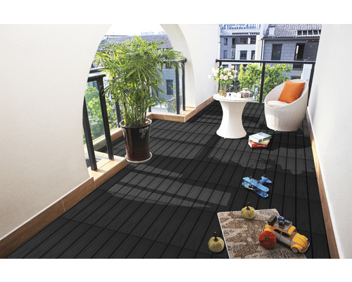 Balkon mit schwarzen Terrassenfliesen, Pflanze und Sitzgelegenheit