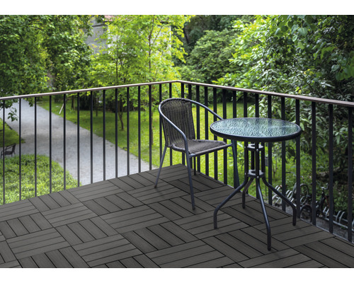 Balkon mit Terrassenfliesen, Stuhl und Tisch