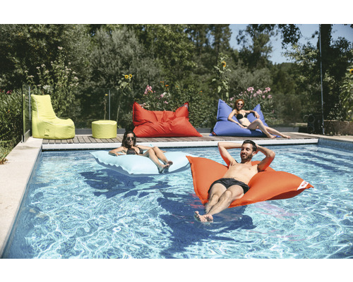 Szene mit Schwimmbad und Personen auf Schwimmkissen, ergänzt durch Sitzsäcke im Außenbereich.