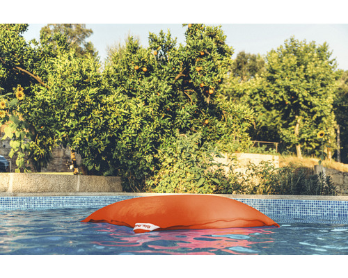 Oranger Sitzsack im Swimmingpool