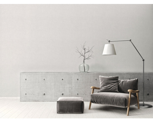 Wohnzimmer mit Sessel, Stehlampe und Betonsideboard