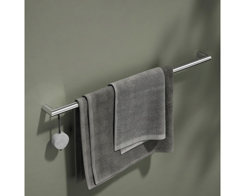 Handtuchhalter aus Metall mit Handtüchern