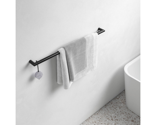 Schwarzer Handtuchhalter mit Handtüchern an einer Badezimmerwand
