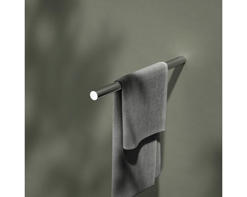 Handtuchhalter mit Handtuch zur Wandmontage im Badezimmer.