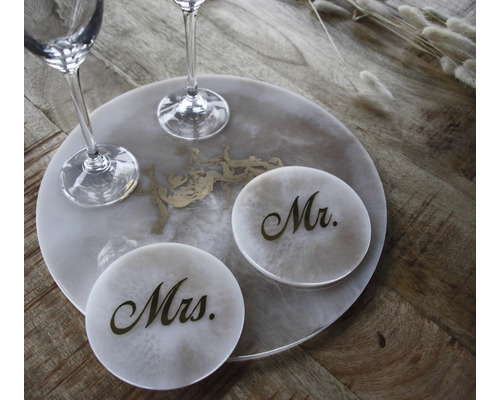 Dekoratives Tablett mit zwei Gläsern und Untersetzern mit der Aufschrift Herr und Frau