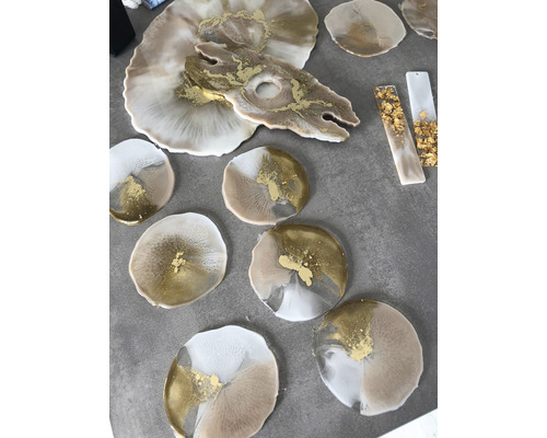 Dekorative Untersetzer und Serviertabletts mit goldenen Akzenten