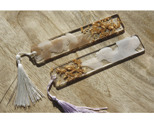 Zwei Lesezeichen aus Kunstharz mit Quaste