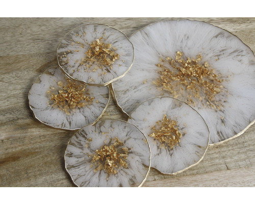 Set aus Untersetzern aus Epoxidharz mit Goldakzenten