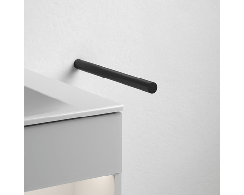 Schwarzer Handtuchhalter zur Wandmontage neben Waschbeckenunterschrank