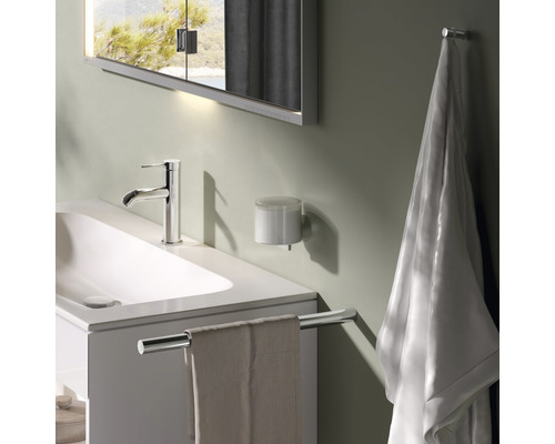 Badezimmer Waschbecken mit Armatur, Seifenspender, Handtuchhalter und Spiegel