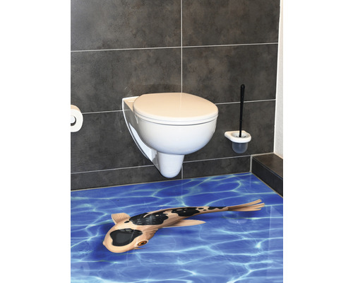 Badezimmer mit hängendem WC, Toilettenbürste und Bodenfliesen mit Fischmuster