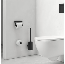 Badezimmer mit wandhängendem WC, Toilettenpapierhalter und Toilettenbürste