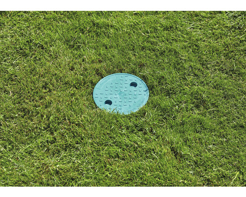Runde Revisionsschachtabdeckung im Rasen