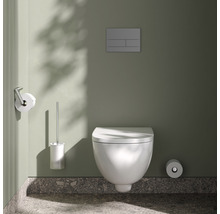 Wandhängendes WC mit Spülkasten, Toilettenbürste und Papierhalter im Badezimmer