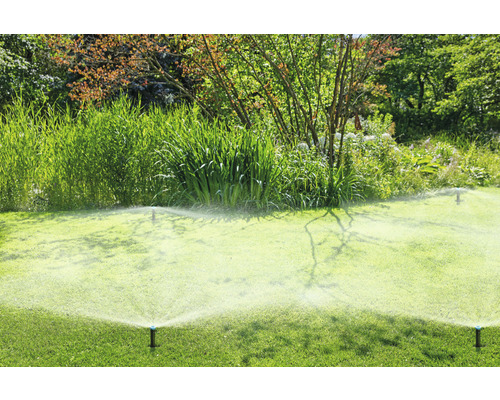 Bewässerungssystem mit Rasensprengern im Garten