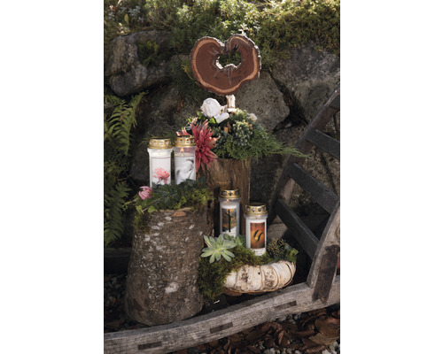 Dekorative Grableuchten mit Blumen und Holzelementen für den Friedhof