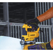 DeWalt Stichsäge im Einsatz beim Schneiden von Metall.