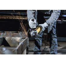 Eine Person schleift Metall mit einem Winkelschleifer von DeWalt, wobei Funken fliegen.