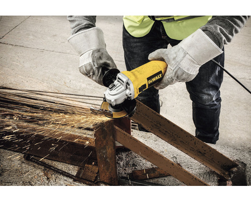 Eine Person benutzt einen Winkelschleifer zum Schneiden von Metall.