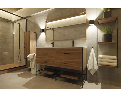 Helles Badezimmer mit Waschtisch, Spiegel, Ablage und Dusche