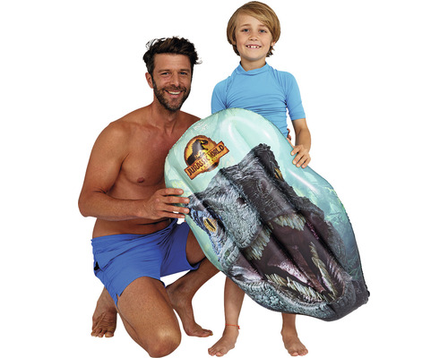Vater und Kind halten eine aufblasbare Jurassic World Schwimmhilfe