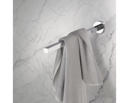 Handtuchhalter mit Handtuch im Badezimmer