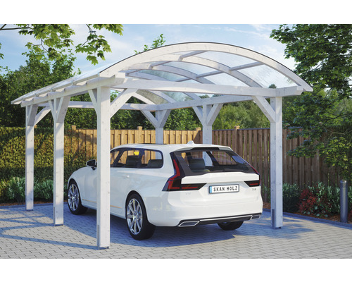 Weißer Holzcarport mit transparentem Dach und darunter geparktem Auto.