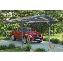 Ein Carport aus Holz mit einem Auto darunter im Garten.