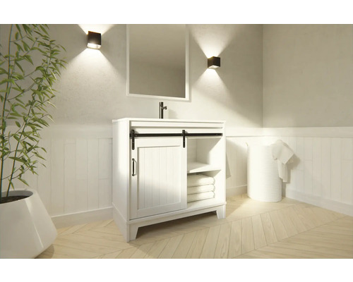 Badezimmer-Szene mit Waschbeckenunterschrank, Spiegel und Wandleuchten