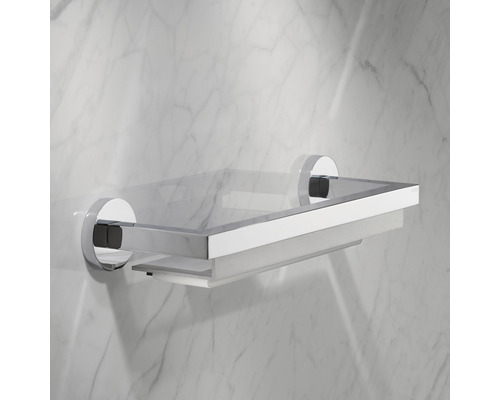 Wandregal aus Glas und Metall im Badezimmer